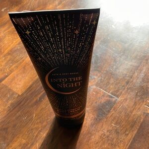 - Woman’s bath& bodywork’s body cream
